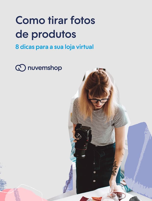 mulher com câmera nas mãos posicionando o produto pra tirar foto