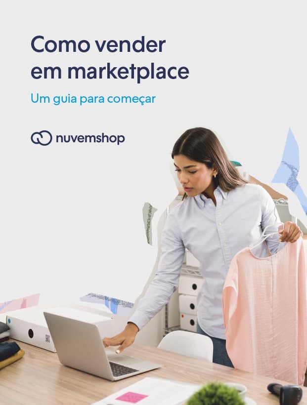 mulher segurando uma roupa e escrevendo no computador