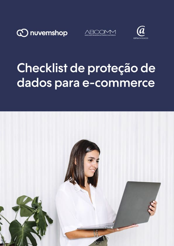 mulher em pé olhando tela do notebook