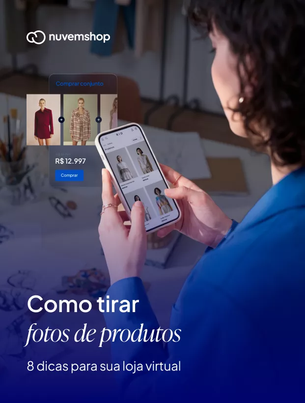 Pessoa olhando no celular e mostrando como tirar foto de produto.